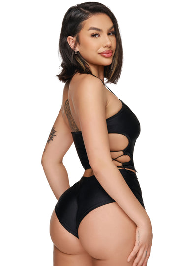 Top corto con cuello halter y cordones en los laterales, color negro